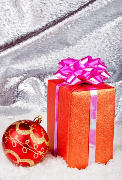 Boule de Noël et cadeaux — Photo
