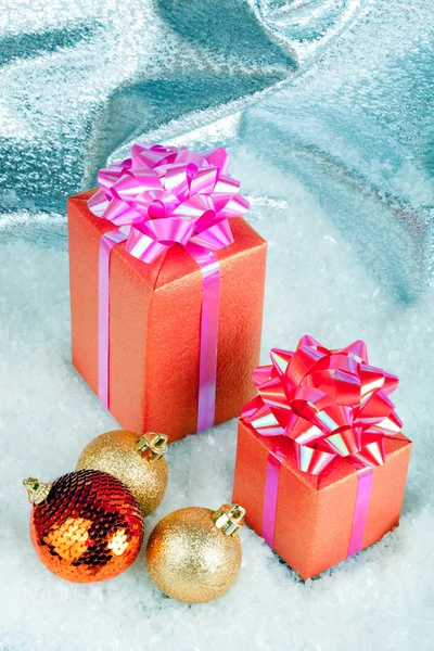 Boule de Noël et cadeaux — Photo