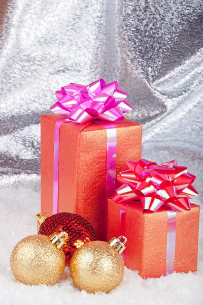 Kerstmis bal en geschenken — Stockfoto