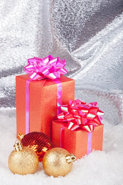 圣诞球及礼品 — 图库照片