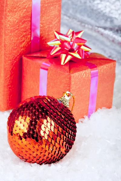 Palla di Natale e regali — Foto Stock