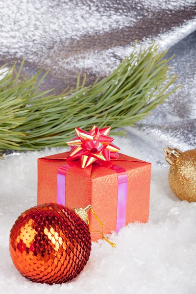Vánoční koule a dary — Stock fotografie