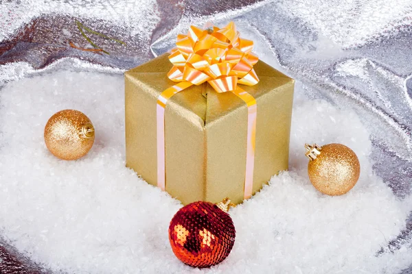Palla di Natale e regali — Foto Stock