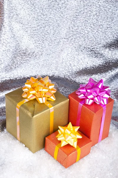 De doos van de gift in de sneeuw. Kerstmis en Nieuwjaar — Stockfoto