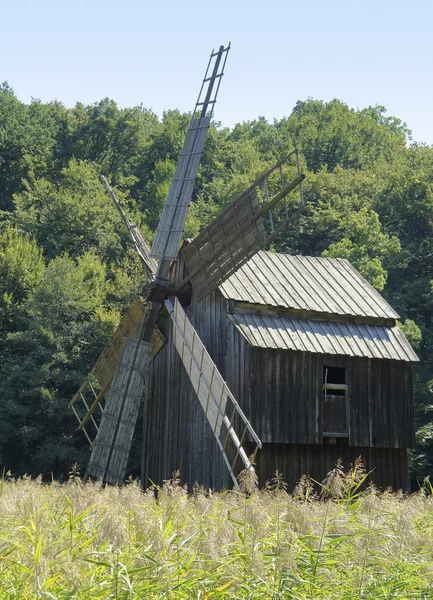 Ветряная мельница Румынии — стоковое фото