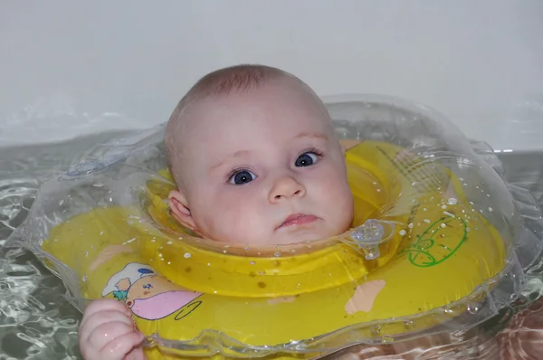 Baby mit einer Reihe von Schwimmen im Nacken Stockfoto