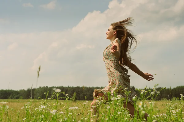 Menina correndo o prado Fotografias De Stock Royalty-Free