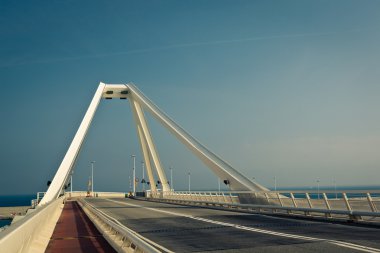 Modern çelik köprü? Yatay görünüm