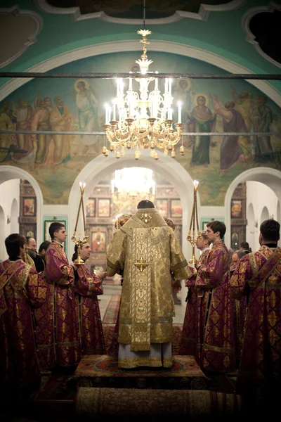 Moskou - 13 maart: De orthodoxe liturgie met bisschop kwik in High — Stockfoto