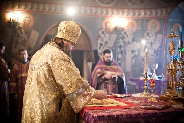 MOSCA - 14 marzo: Liturgia ortodossa con il vescovo Mercurio in Alto — Foto Stock