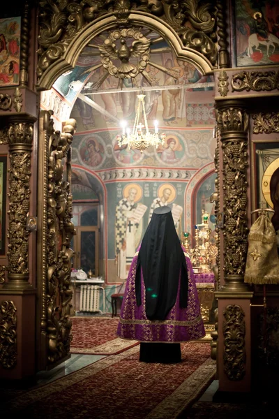 MOSCÚ - 13 DE MARZO: Liturgia ortodoxa con el obispo Mercurio en las alturas —  Fotos de Stock