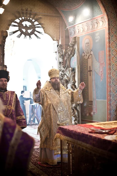 MOSCÚ - 14 DE MARZO: Liturgia ortodoxa con el obispo Mercurio en las alturas —  Fotos de Stock
