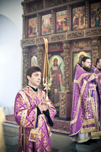 MOSCÚ - 14 DE MARZO: Liturgia ortodoxa con el obispo Mercurio en las alturas — Foto de Stock