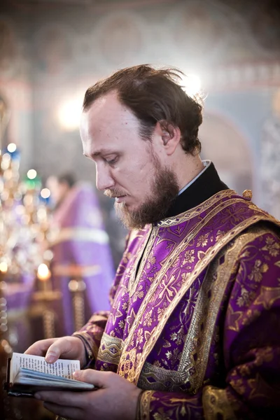 MOSCOVA - 14 martie: Liturghia ortodoxă cu episcopul Mercur în Sus — Fotografie, imagine de stoc