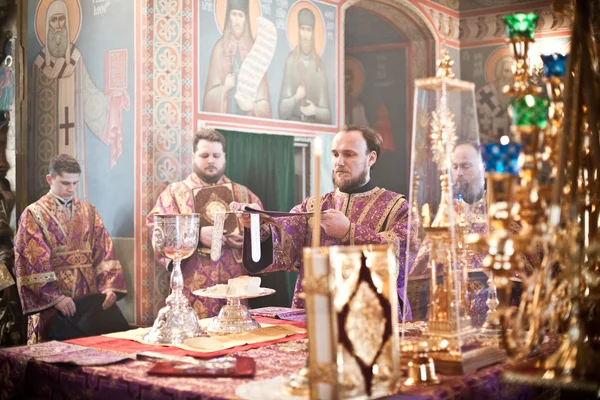МОСКВА - 14 МАРТА: Православная литургия с епископом Меркурием в Высоком — стоковое фото
