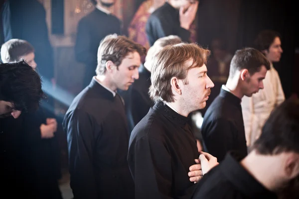 MOSCÚ - 14 DE MARZO: Liturgia ortodoxa con el obispo Mercurio en las alturas — Foto de Stock