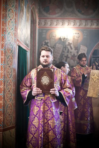 Διάκονος στέκεται με ένα ιερό βιβλίο — Φωτογραφία Αρχείου