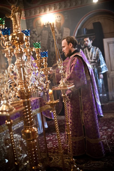 Moskva - 14. března: Pravoslavné liturgie s biskupem Merkur ve vysokých — Stock fotografie