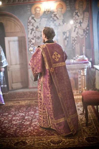 MOSCÚ - 14 DE MARZO: Liturgia ortodoxa con el obispo Mercurio en las alturas — Foto de Stock