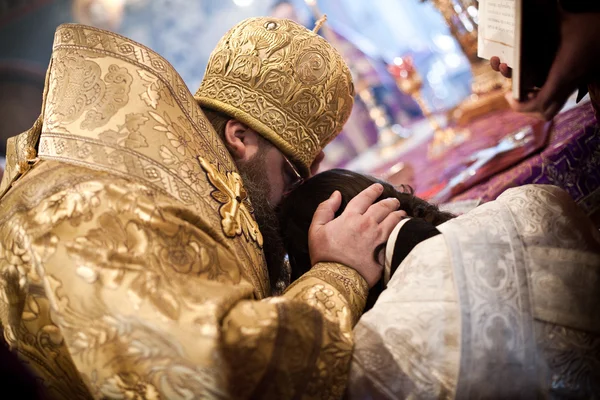 O Bispo reza com um monge durante a ordenação — Fotografia de Stock