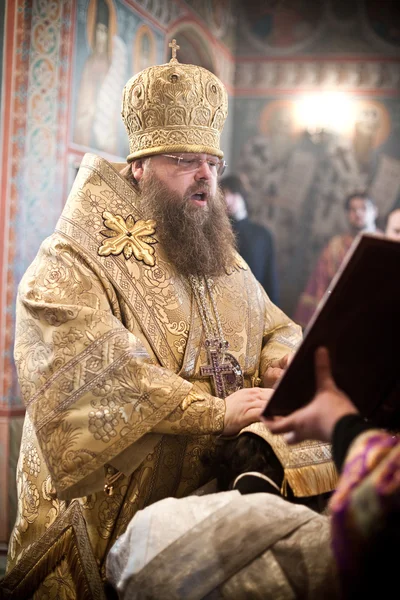 MOSCÚ - 14 DE MARZO: Liturgia ortodoxa con el obispo Mercurio en las alturas —  Fotos de Stock