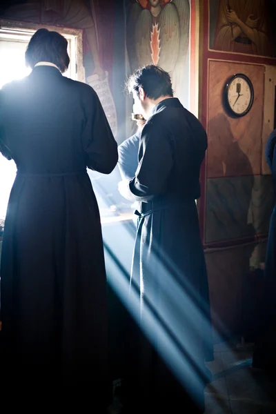 Δύο μοναχοί να τρώνε μετά τη λειτουργία — Φωτογραφία Αρχείου