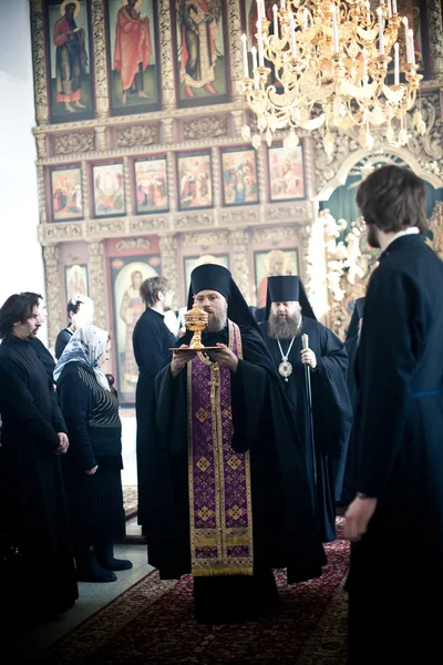 MOSCÚ - 14 DE MARZO: Liturgia ortodoxa con el obispo Mercurio en las alturas —  Fotos de Stock