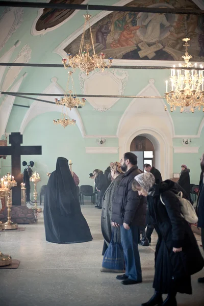 MOSCA - 13 marzo: Liturgia ortodossa con il vescovo Mercurio in Alto — Foto Stock