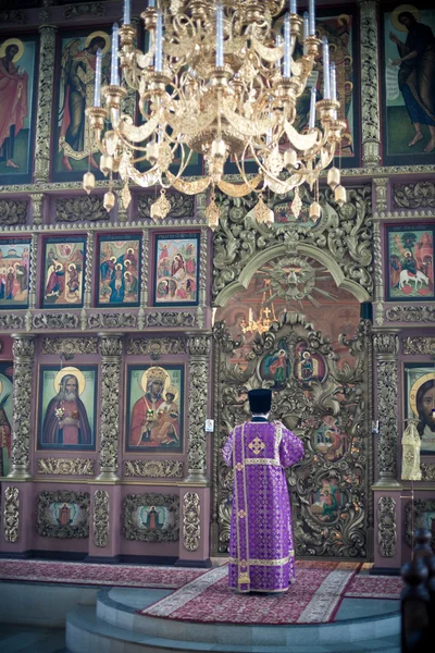 Moskva - 13. březen: Pravoslavné liturgie s biskupem Merkur ve vysokých — Stock fotografie