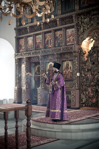 MOSCOU - 13 MARS : Liturgie orthodoxe avec l "évêque Mercure en haut — Photo