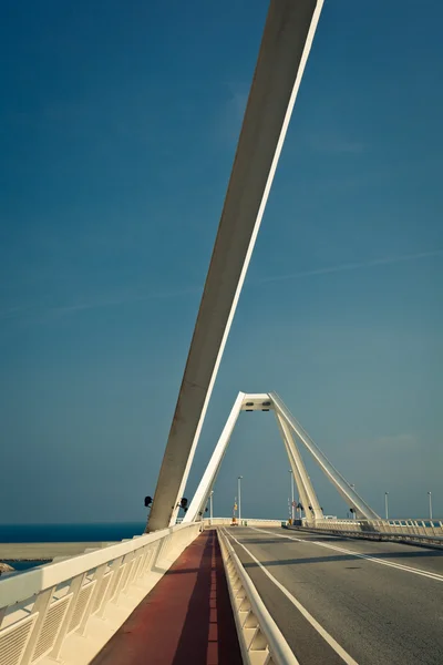 Moderne Stahlbrücke - vertikale Ansicht — Stockfoto