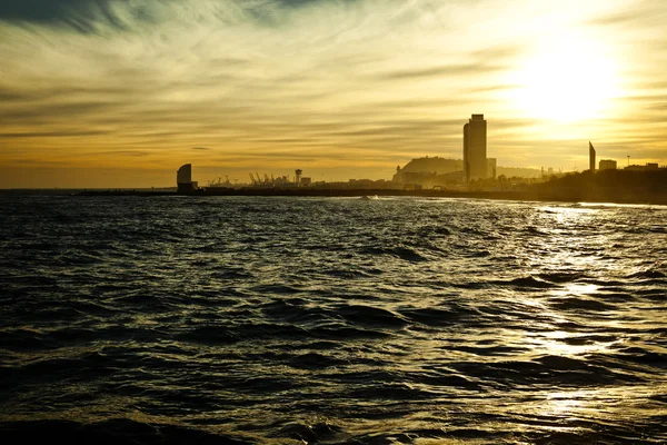 SUNDOWN seascape z Barceloną na tle — Zdjęcie stockowe