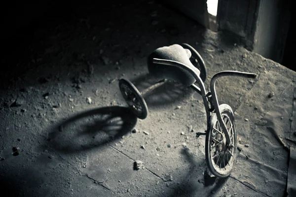 Кинутих триколісний велосипед — стокове фото