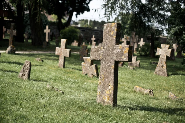 Цвіль кам'яні хрести на цвинтарі — стокове фото