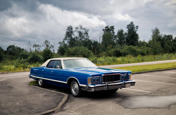 주차장에서 블루 아메리칸 레트로 세 단 — 스톡 사진