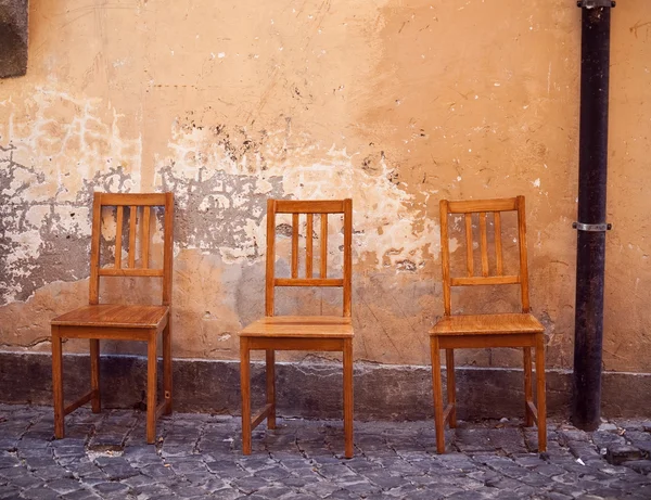 Vintage chairs near old wall — Stock Photo, Image