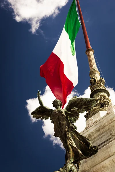 Скульптура на фоне итальянского флага — стоковое фото