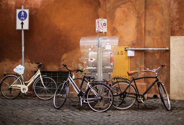 Trzy rowery pod ścianą — Zdjęcie stockowe