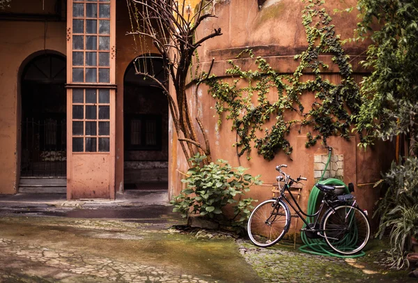 Cykel under väggen — Stockfoto