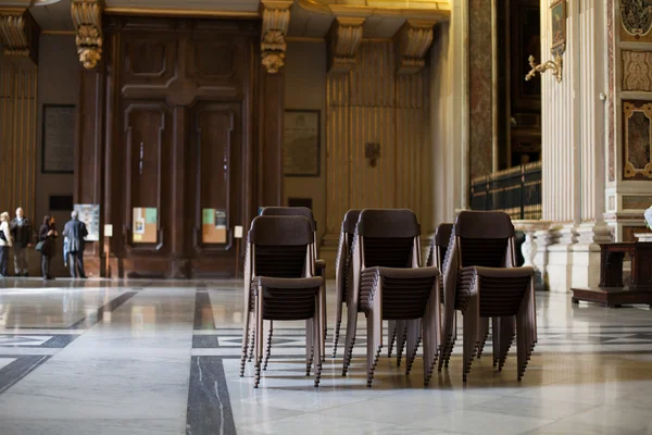 Chaises dans la salle de cathédrale — Photo