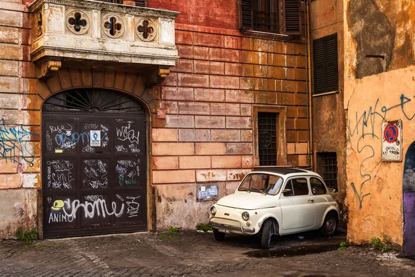 Blanco coche retro en el patio italiano —  Fotos de Stock