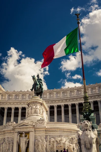 Італійська-прапор на тлі скульптури — стокове фото