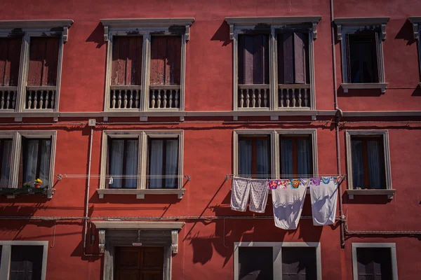 Roupa de cama em Veneza ruas — Fotografia de Stock