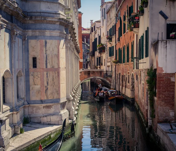 Canal de Veneza com gôndolas — Fotografia de Stock