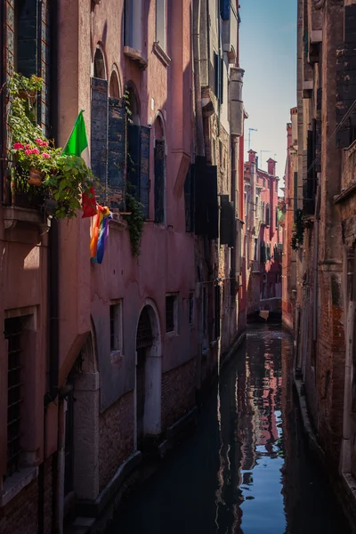 Венецианский канал с гондолами — стоковое фото