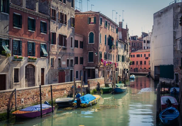 Canal de Veneza com gôndolas — Fotografia de Stock