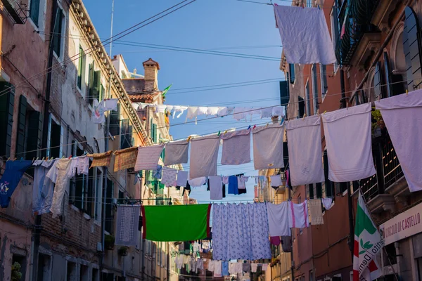 Bettwäsche in den Straßen Venedigs — Stockfoto