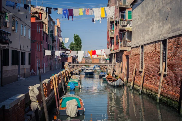 Гондолы на улице Венеции — стоковое фото