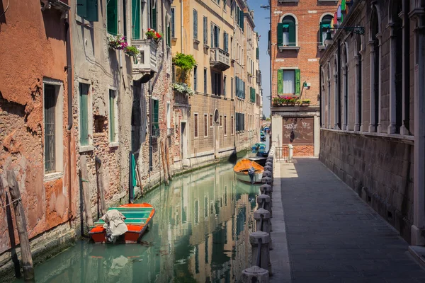 Canal de Venecia con góndolas — Foto de Stock