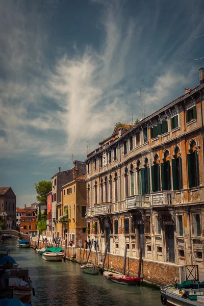 ゴンドラとヴェネツィアの運河 — ストック写真